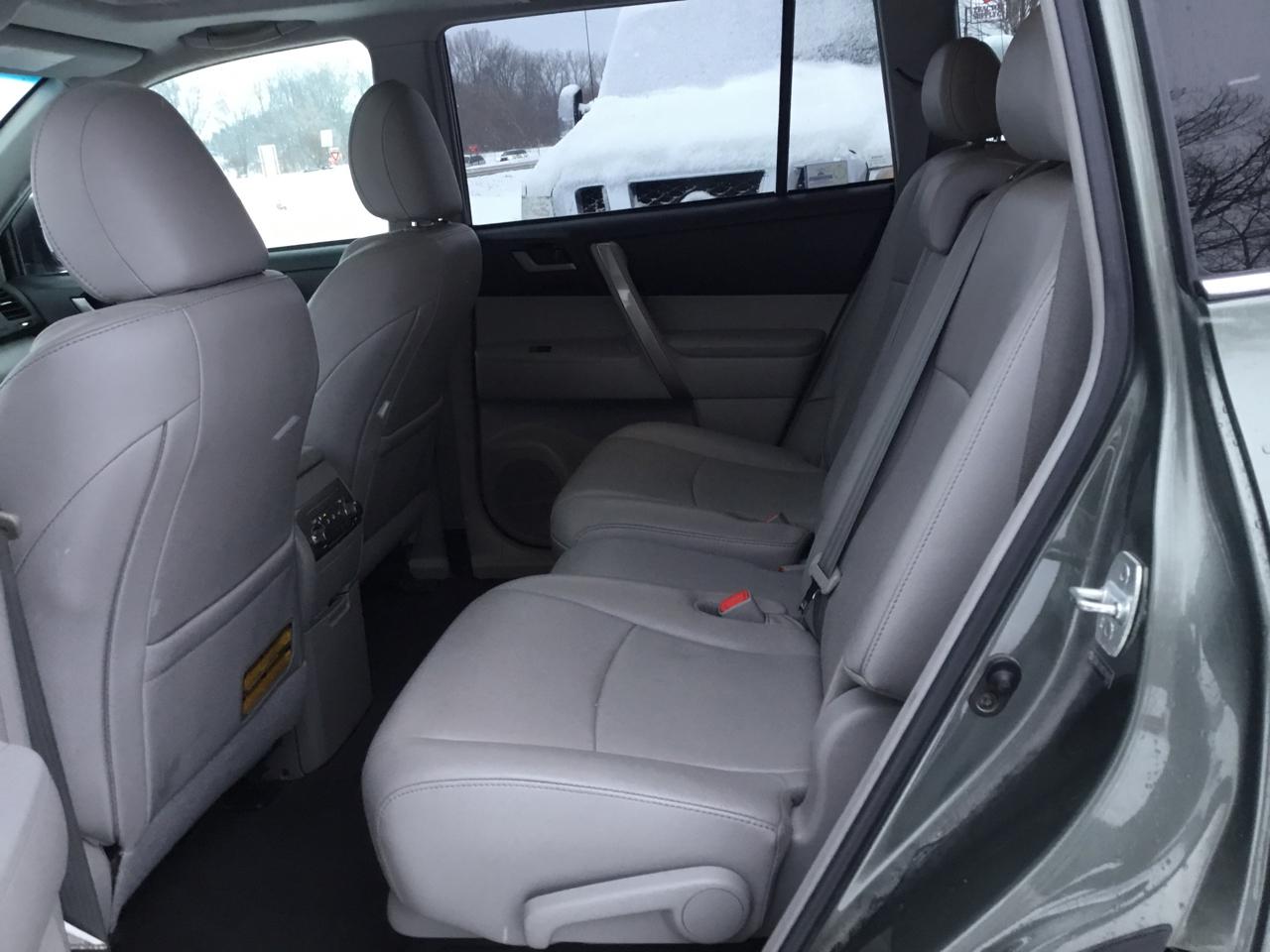 Toyota Highlander Plus 4D SUV 4X4 2013