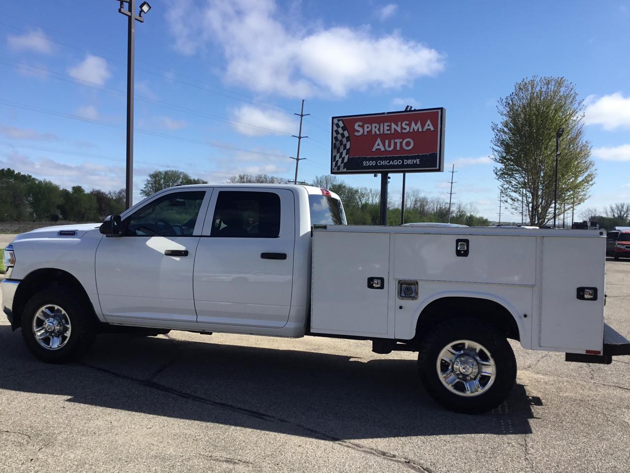 RAM 2500 Tradesman 4x4 Crew Cab 8' Box 2022