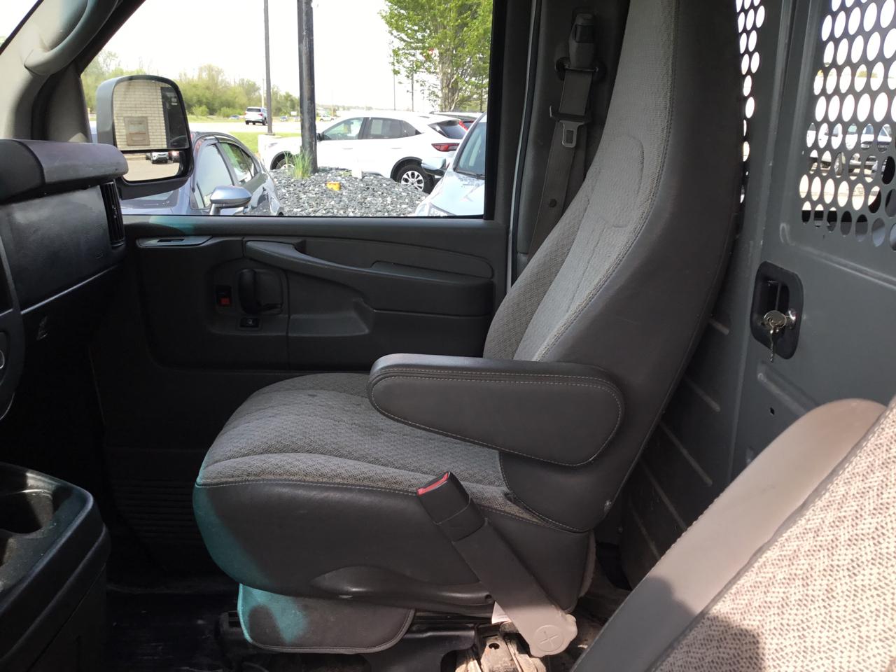 GMC Savana Cargo Van RWD 2500 135" 2014