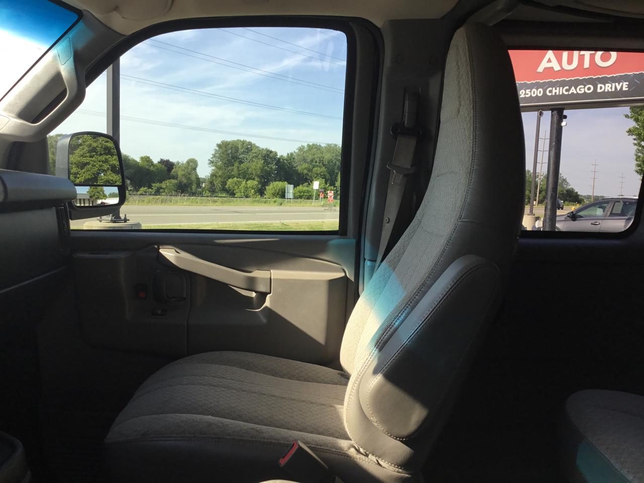 Chevrolet Express Passenger RWD 2500 135" LT 2017