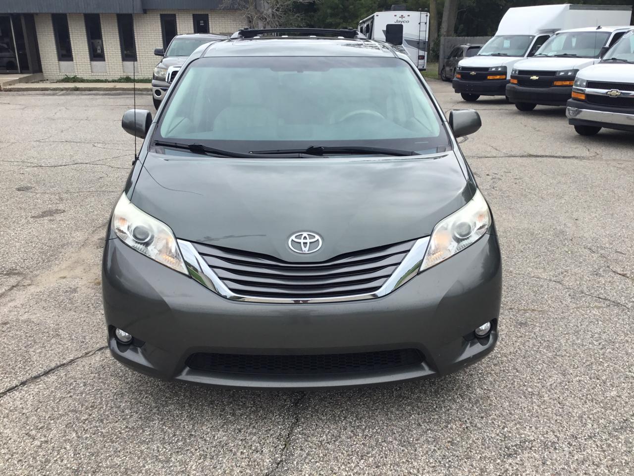 Toyota Sienna 5dr 7-Pass Van V6 XLE AWD (Natl) 2013