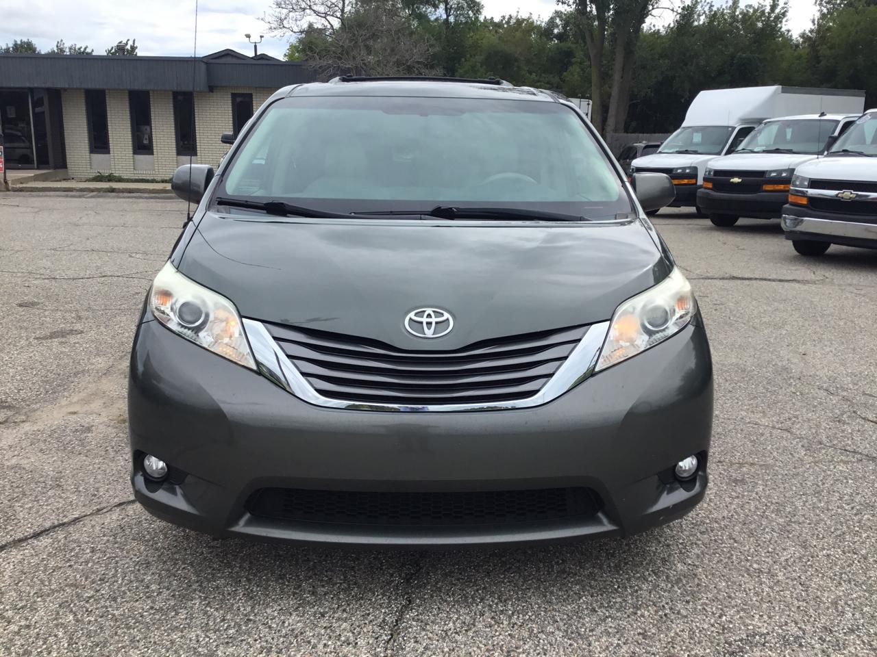 Toyota Sienna 5dr 7-Pass Van V6 XLE AWD (Natl) 2013