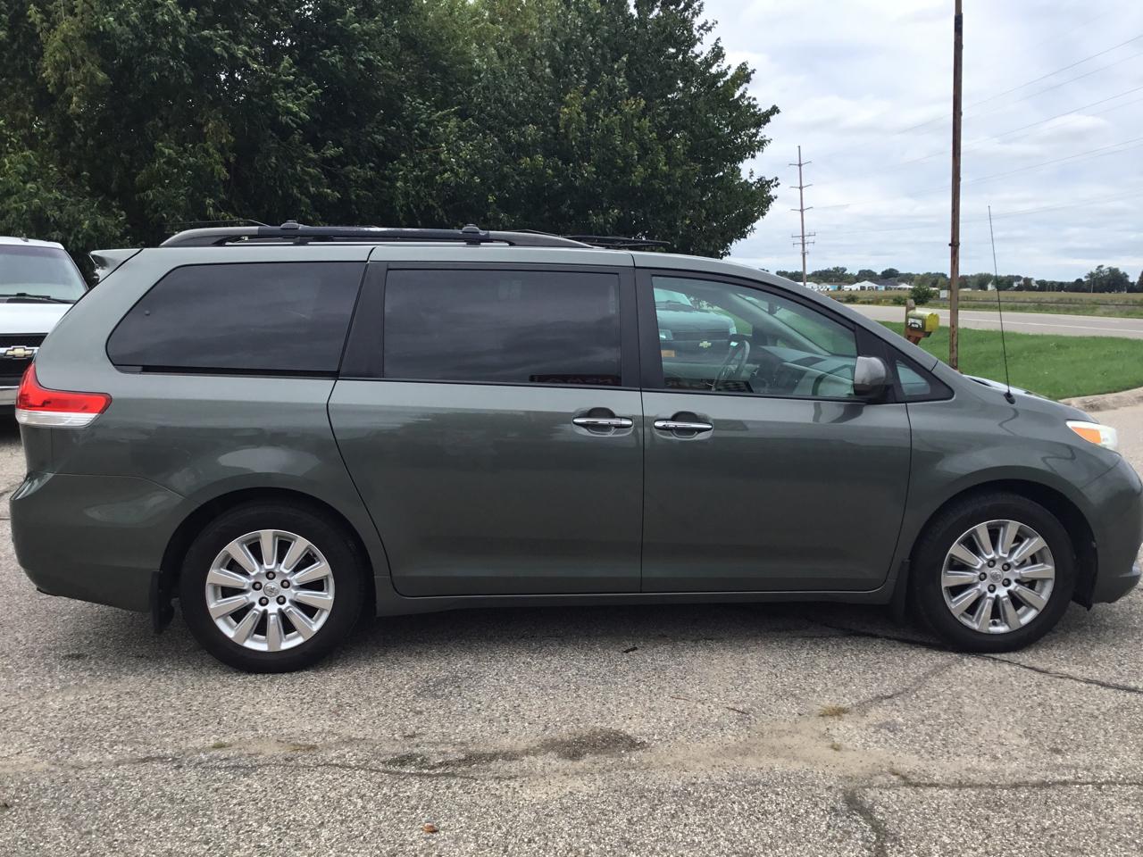 Toyota Sienna 5dr 7-Pass Van V6 XLE AWD (Natl) 2013
