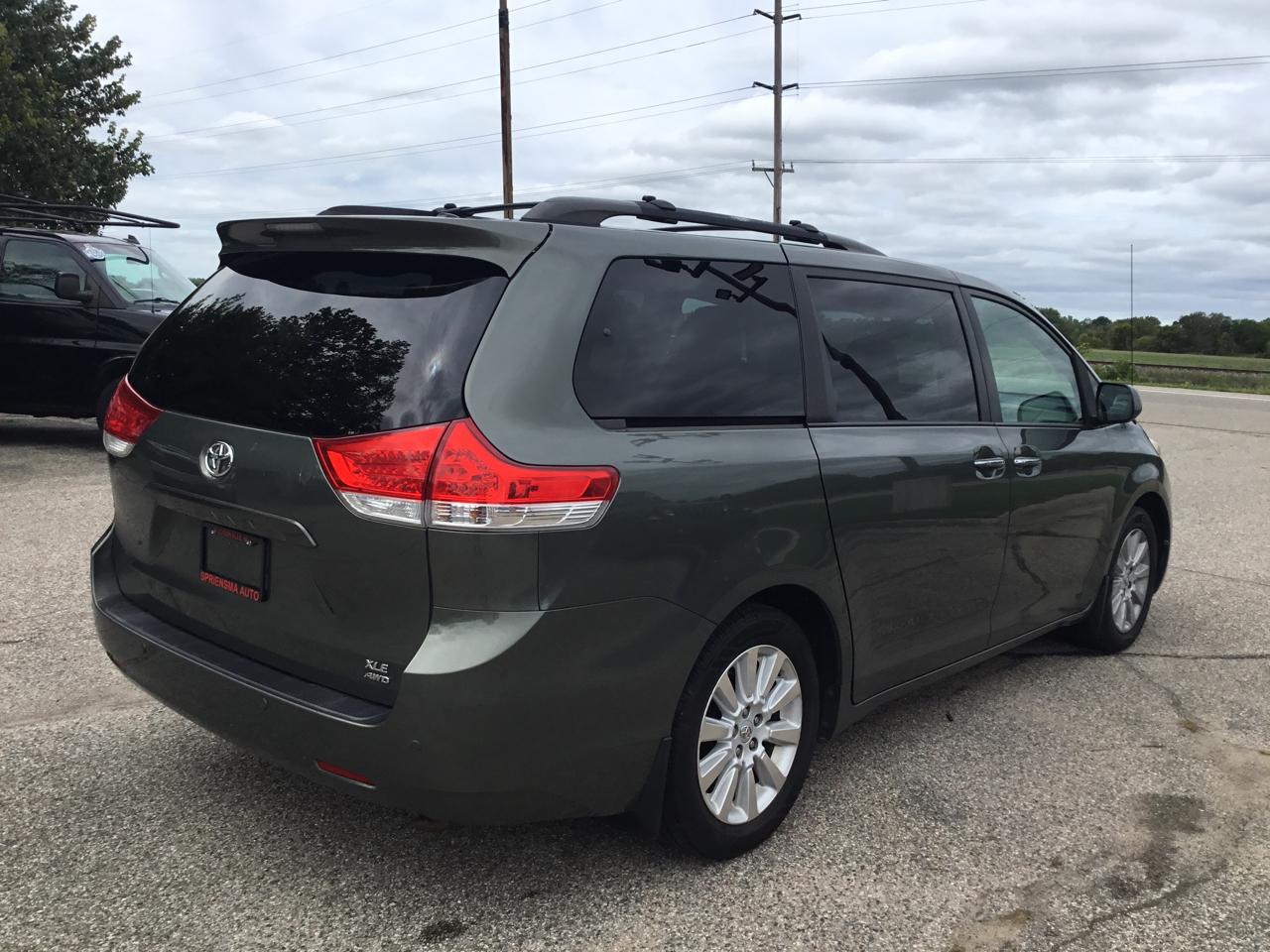 Toyota Sienna 5dr 7-Pass Van V6 XLE AWD (Natl) 2013