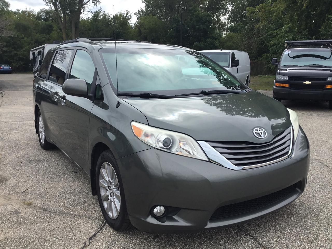 Toyota Sienna 5dr 7-Pass Van V6 XLE AWD (Natl) 2013