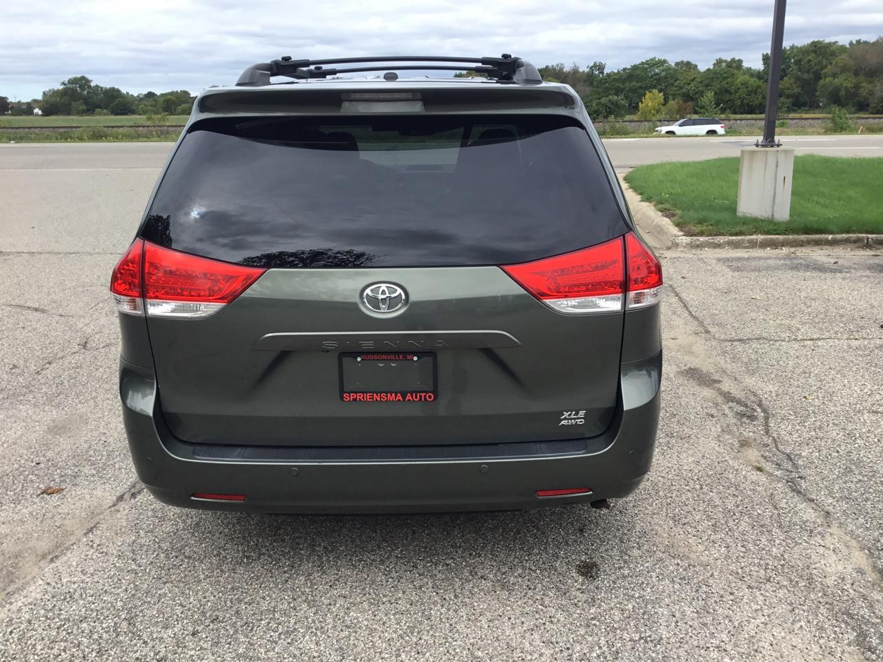 Toyota Sienna 5dr 7-Pass Van V6 XLE AWD (Natl) 2013
