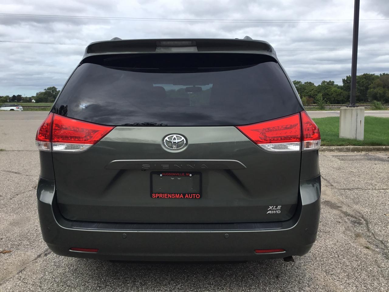 Toyota Sienna 5dr 7-Pass Van V6 XLE AWD (Natl) 2013