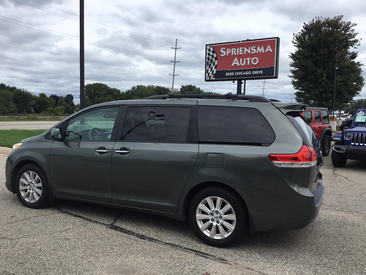 Toyota Sienna 5dr 7-Pass Van V6 XLE AWD (Natl) 2013
