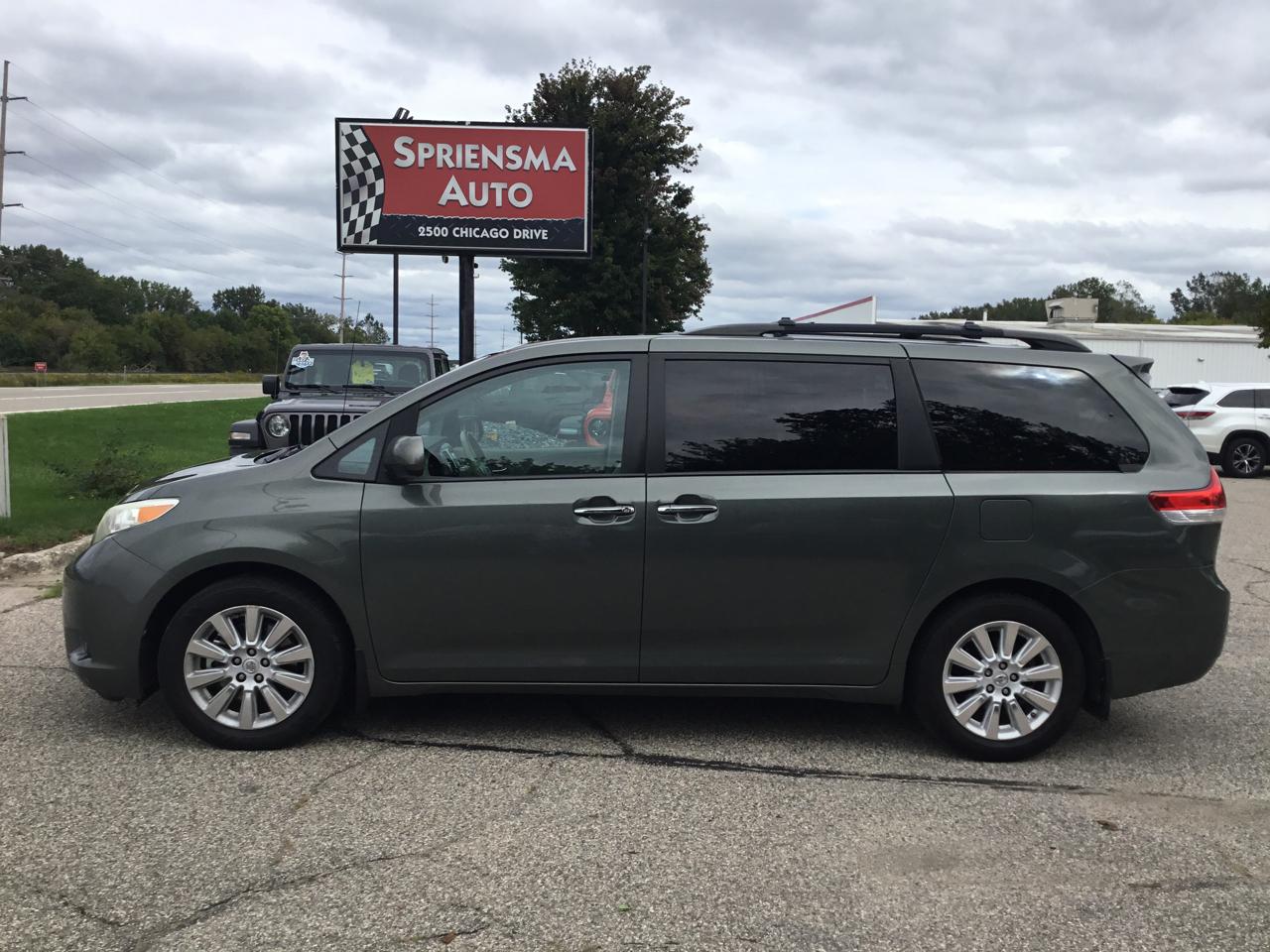 Toyota Sienna 5dr 7-Pass Van V6 XLE AWD (Natl) 2013