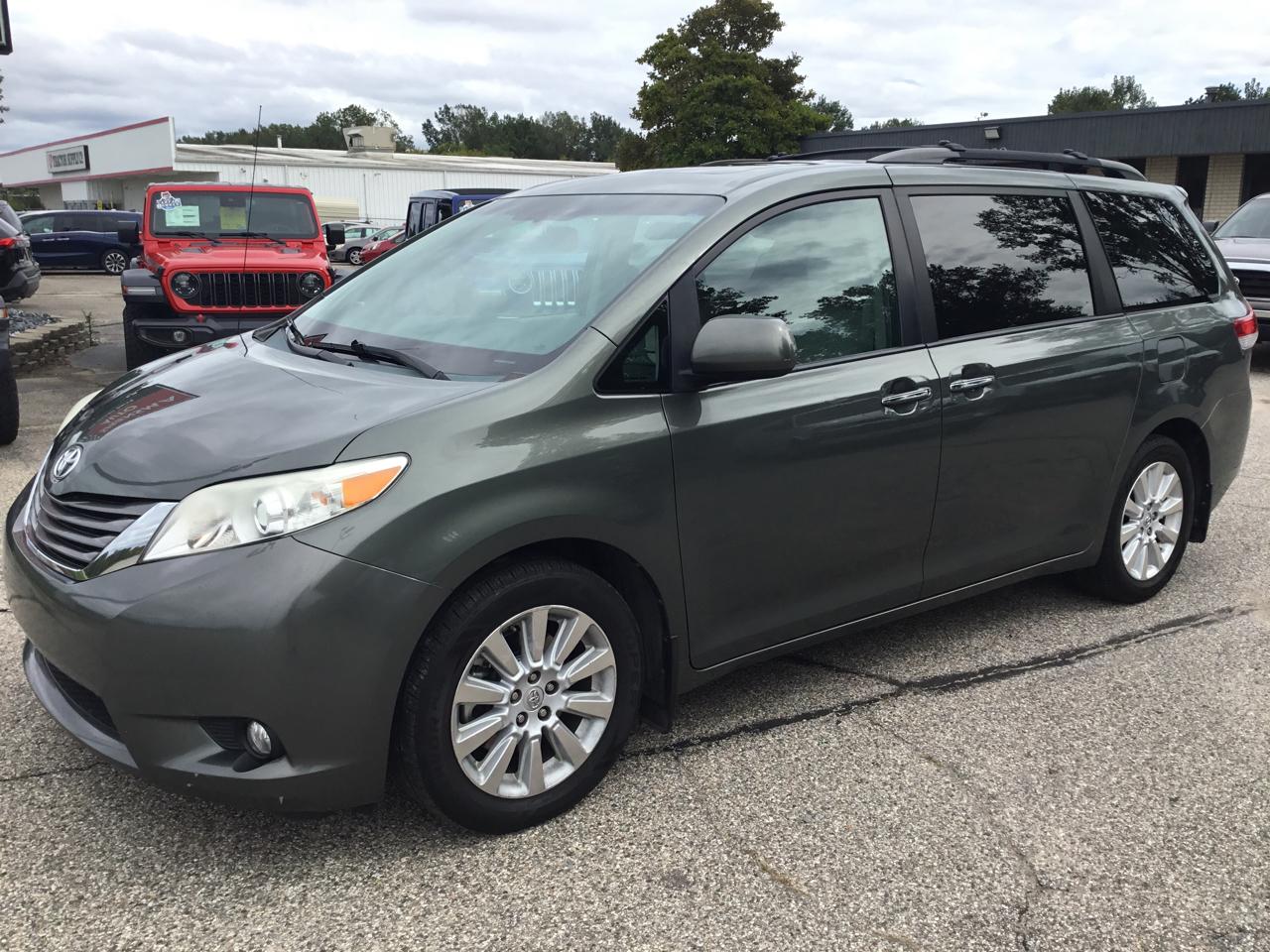 Toyota Sienna 5dr 7-Pass Van V6 XLE AWD (Natl) 2013