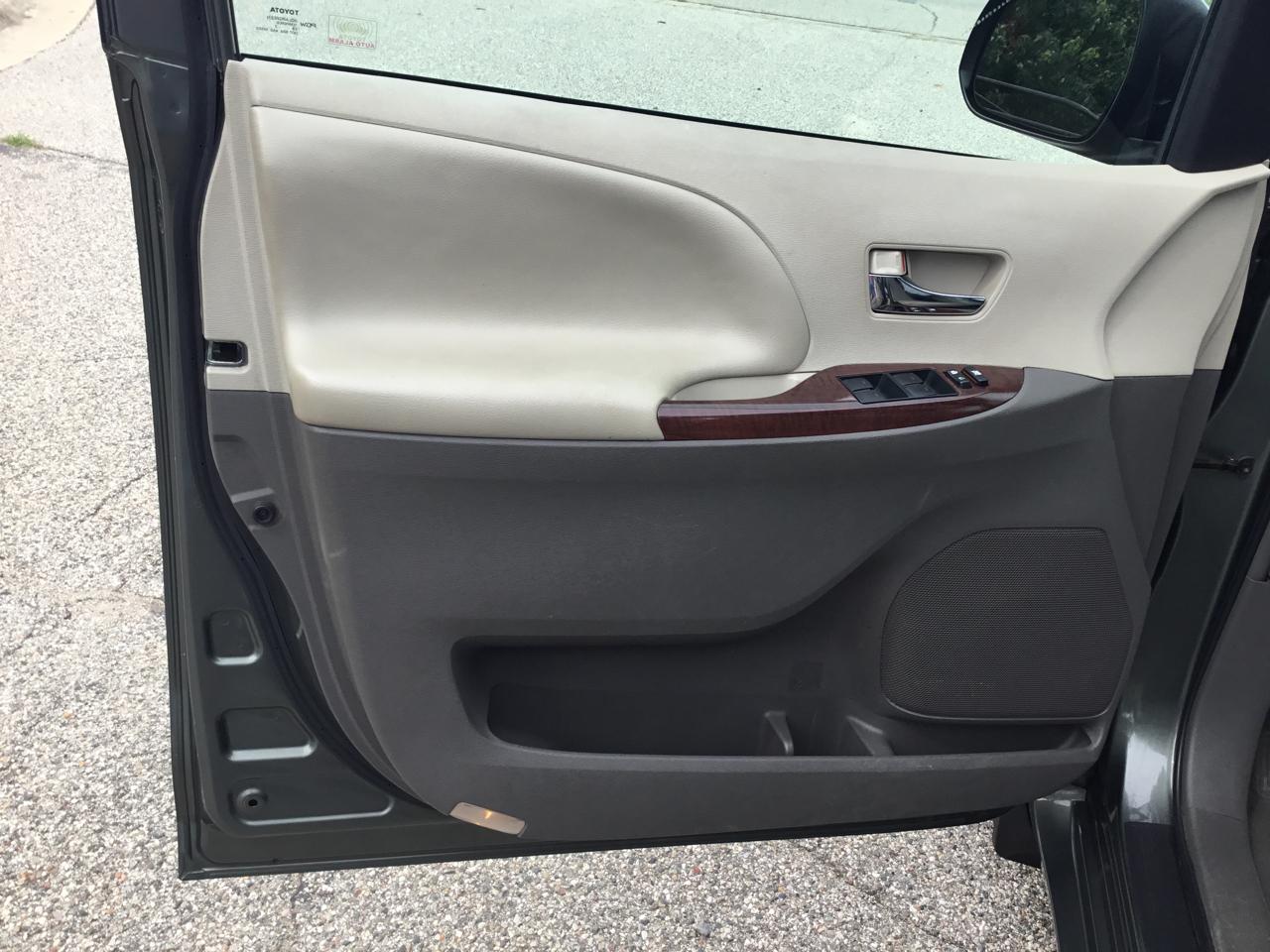 Toyota Sienna 5dr 7-Pass Van V6 XLE AWD (Natl) 2013