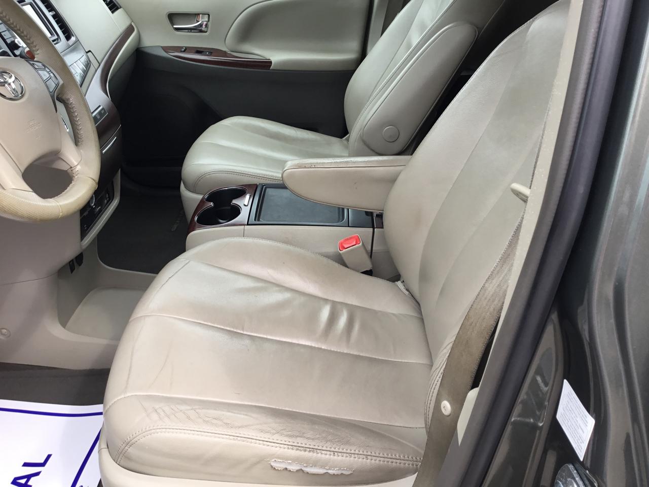 Toyota Sienna 5dr 7-Pass Van V6 XLE AWD (Natl) 2013