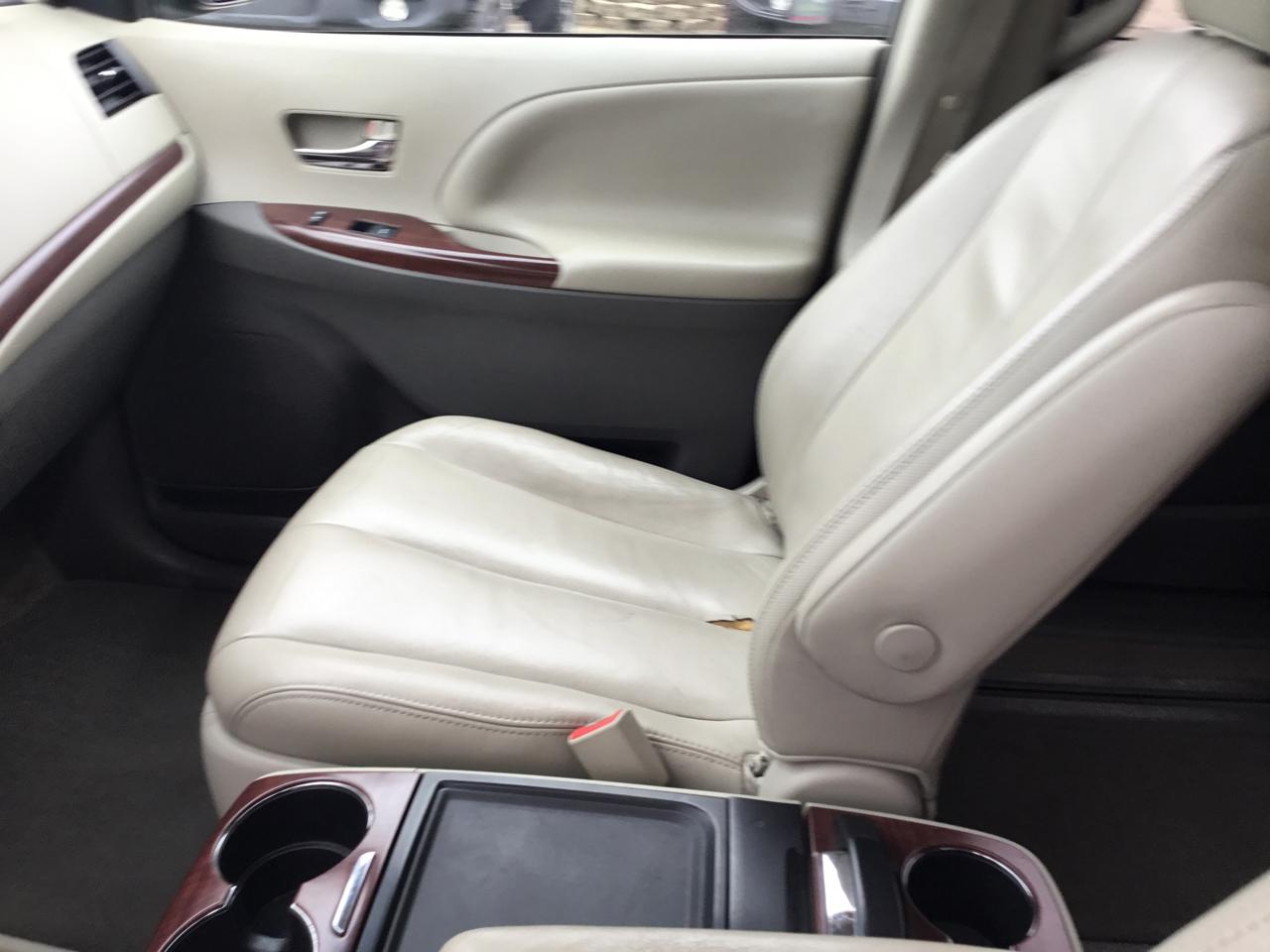 Toyota Sienna 5dr 7-Pass Van V6 XLE AWD (Natl) 2013