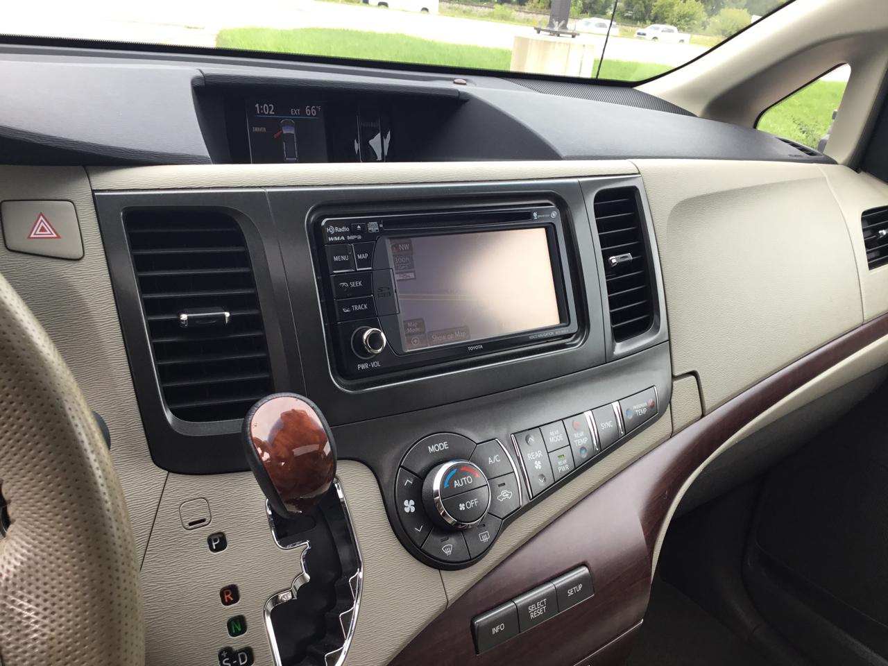 Toyota Sienna 5dr 7-Pass Van V6 XLE AWD (Natl) 2013