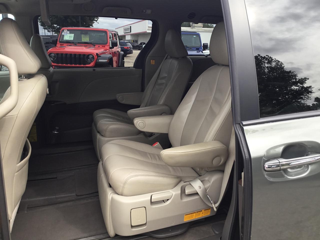 Toyota Sienna 5dr 7-Pass Van V6 XLE AWD (Natl) 2013