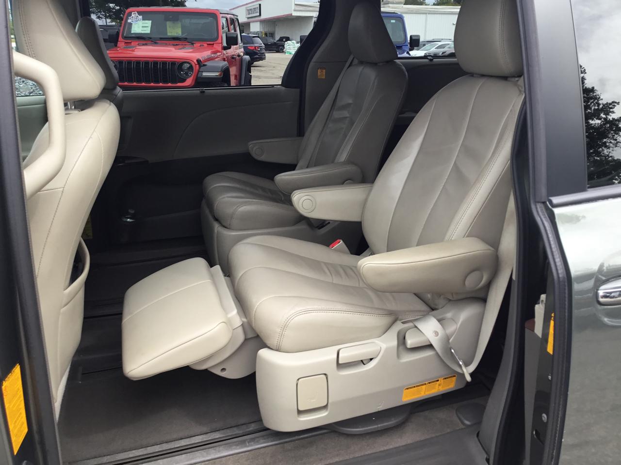 Toyota Sienna 5dr 7-Pass Van V6 XLE AWD (Natl) 2013