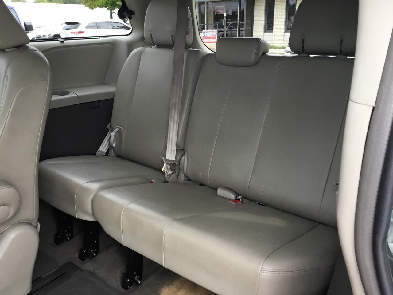 Toyota Sienna 5dr 7-Pass Van V6 XLE AWD (Natl) 2013