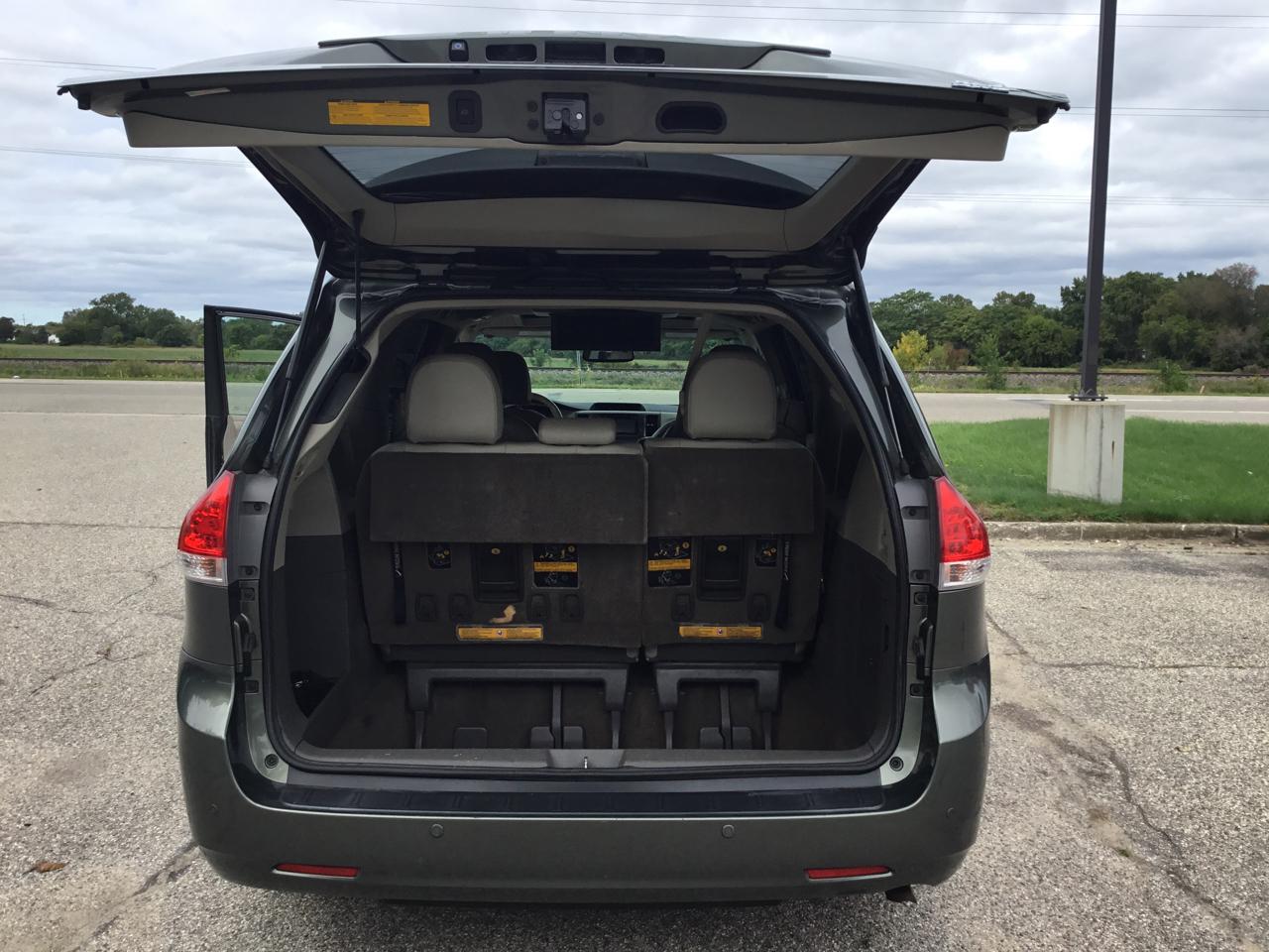Toyota Sienna 5dr 7-Pass Van V6 XLE AWD (Natl) 2013