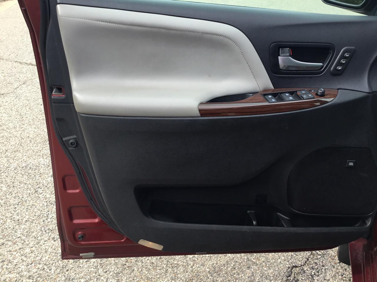 Toyota Sienna 5dr 7-Pass Van XLE Premium AWD (Natl) 2015
