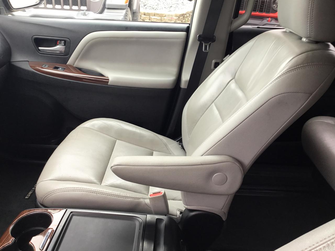 Toyota Sienna 5dr 7-Pass Van XLE Premium AWD (Natl) 2015
