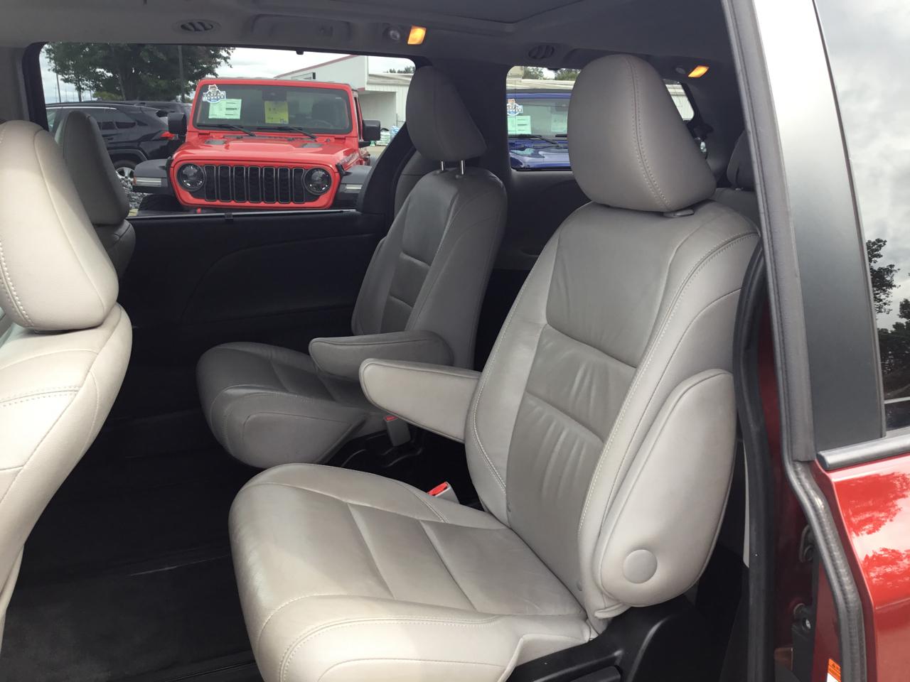 Toyota Sienna 5dr 7-Pass Van XLE Premium AWD (Natl) 2015