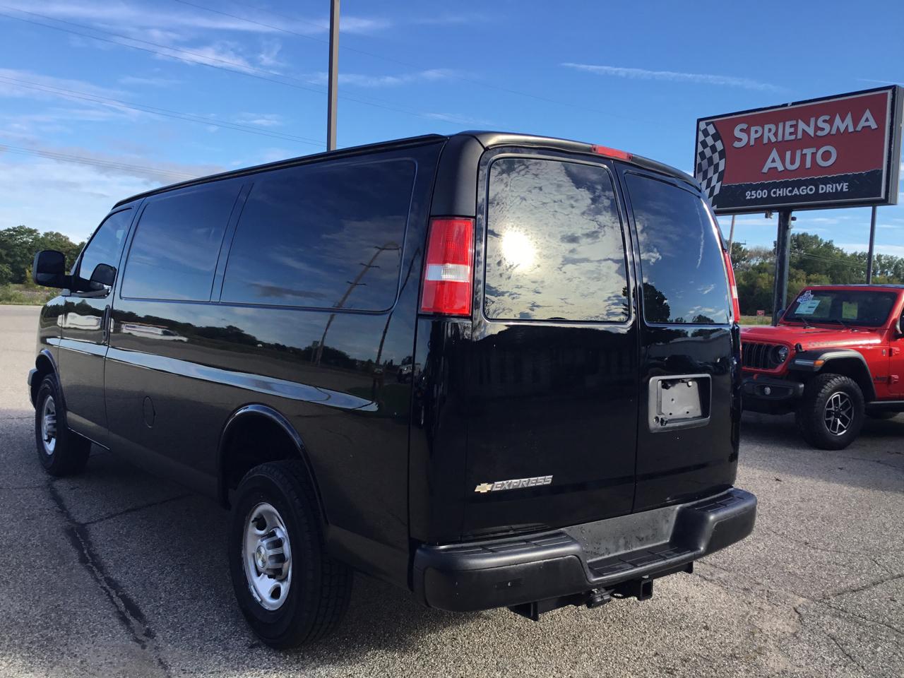 Chevrolet Express Cargo Van RWD 2500 135" 2022