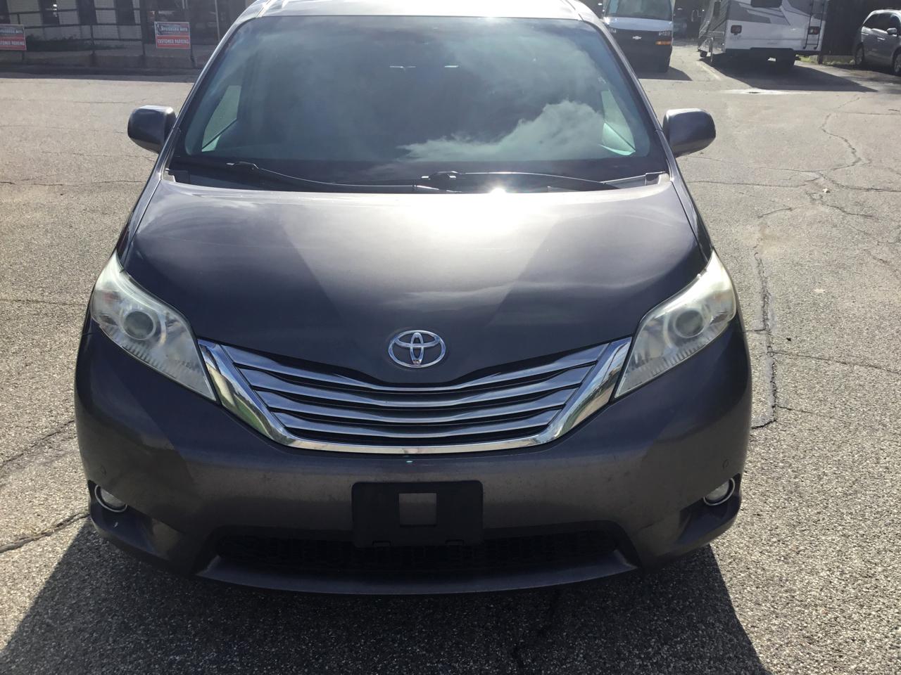 Toyota Sienna 5dr 7-Pass Van V6 XLE AWD (Natl) 2012