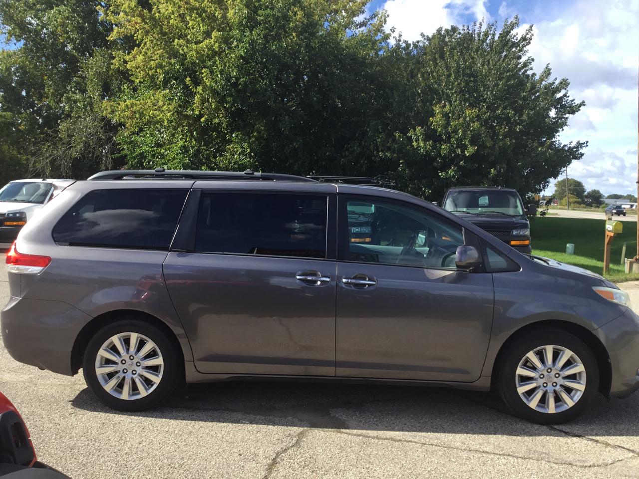 Toyota Sienna 5dr 7-Pass Van V6 XLE AWD (Natl) 2012