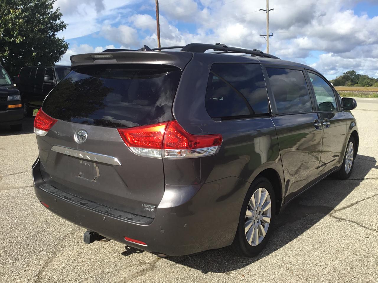 Toyota Sienna 5dr 7-Pass Van V6 XLE AWD (Natl) 2012