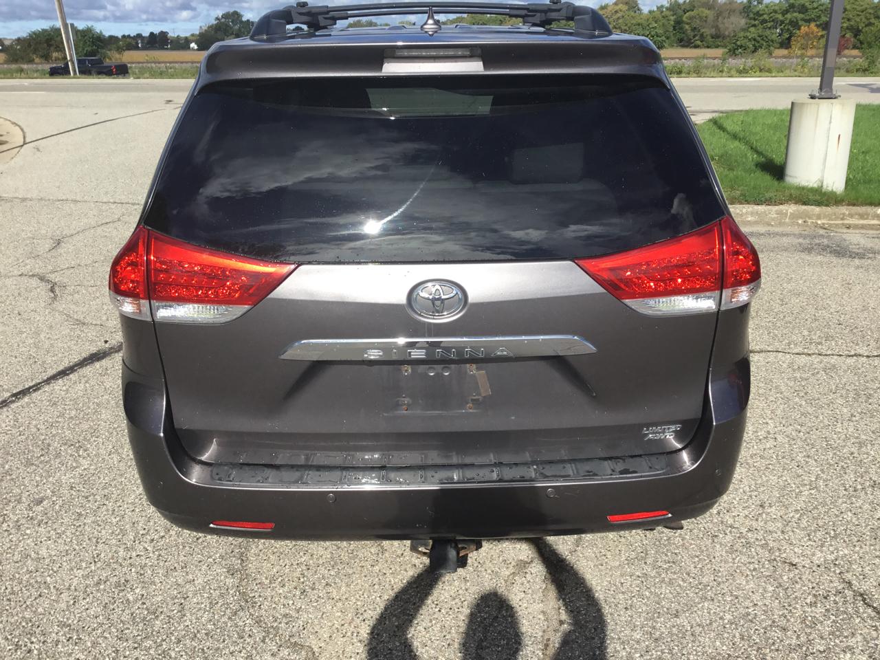 Toyota Sienna 5dr 7-Pass Van V6 XLE AWD (Natl) 2012