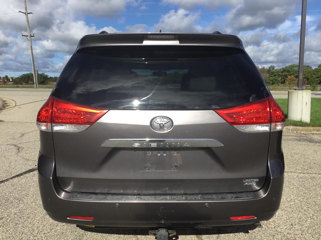 Toyota Sienna 5dr 7-Pass Van V6 XLE AWD (Natl) 2012
