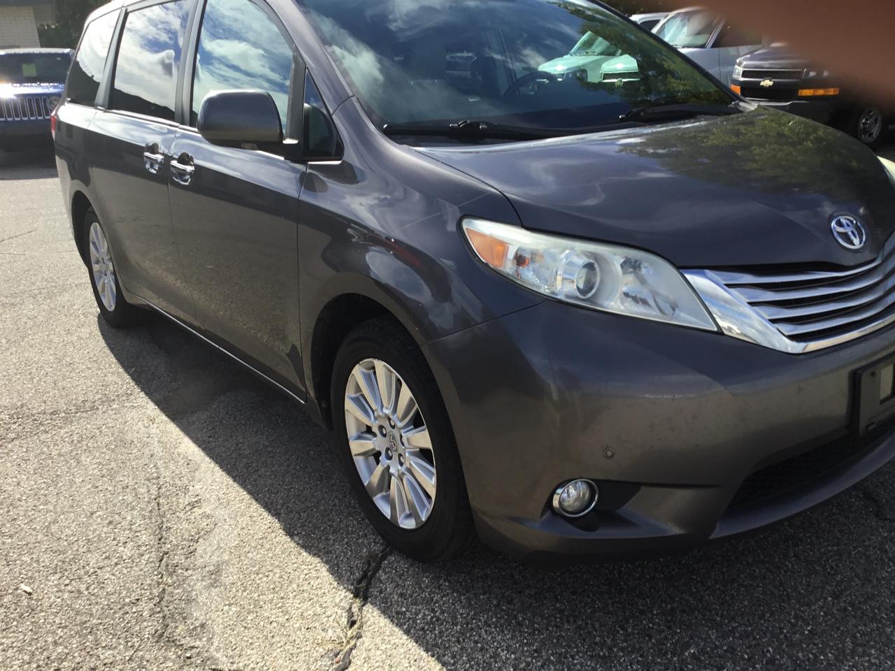 Toyota Sienna 5dr 7-Pass Van V6 XLE AWD (Natl) 2012
