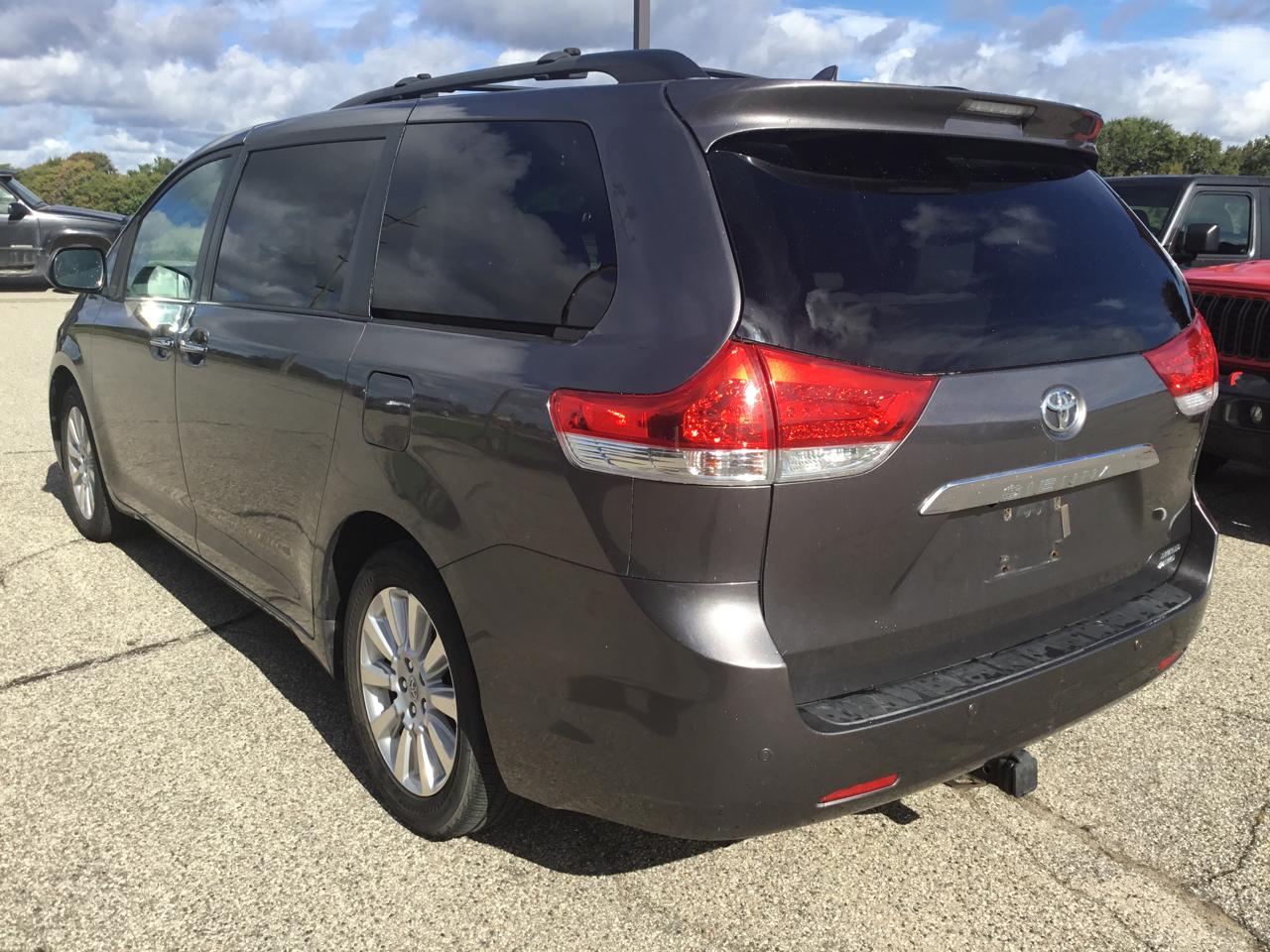 Toyota Sienna 5dr 7-Pass Van V6 XLE AWD (Natl) 2012