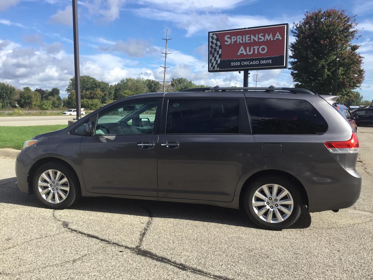 Toyota Sienna 5dr 7-Pass Van V6 XLE AWD (Natl) 2012