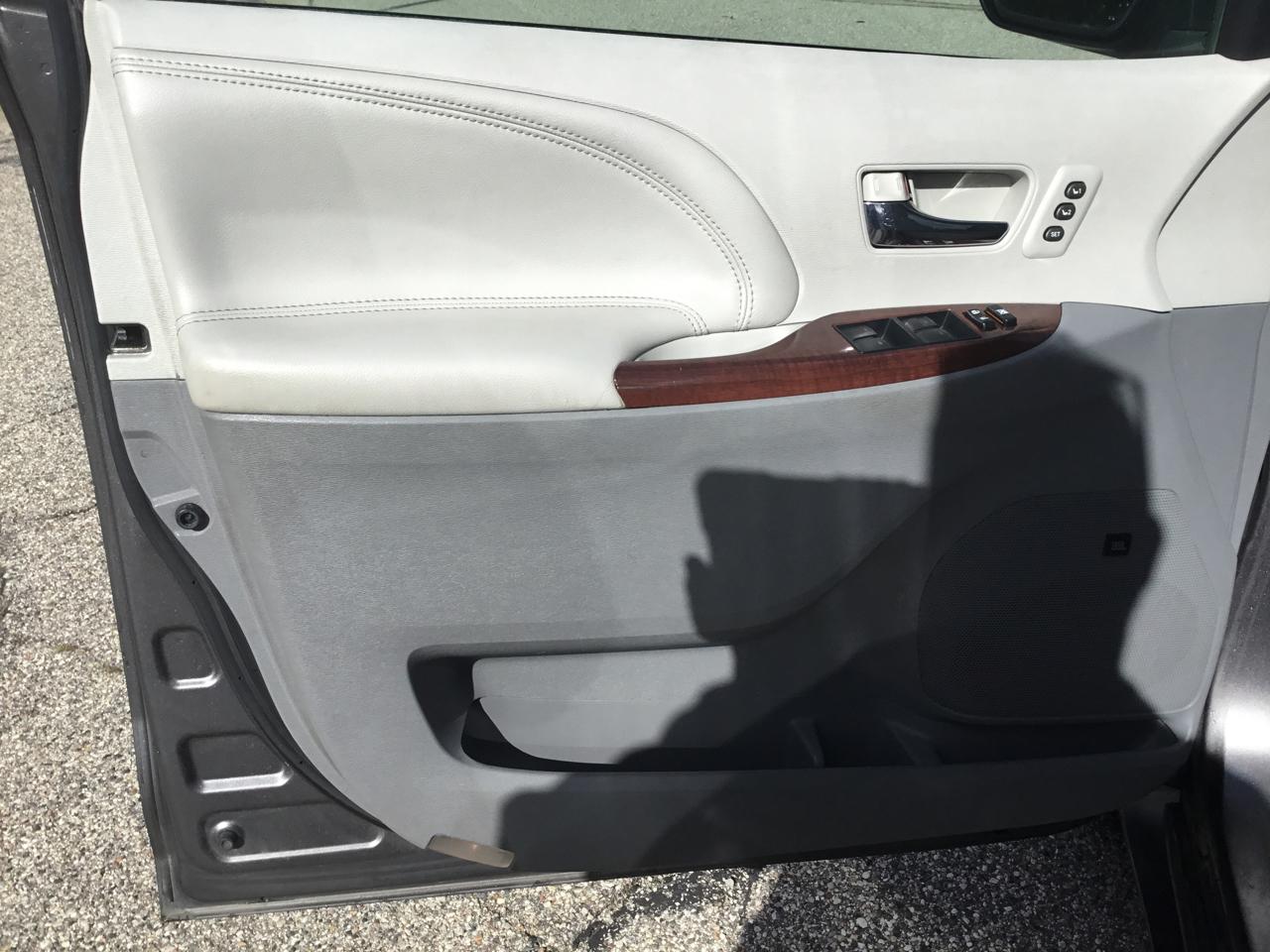 Toyota Sienna 5dr 7-Pass Van V6 XLE AWD (Natl) 2012