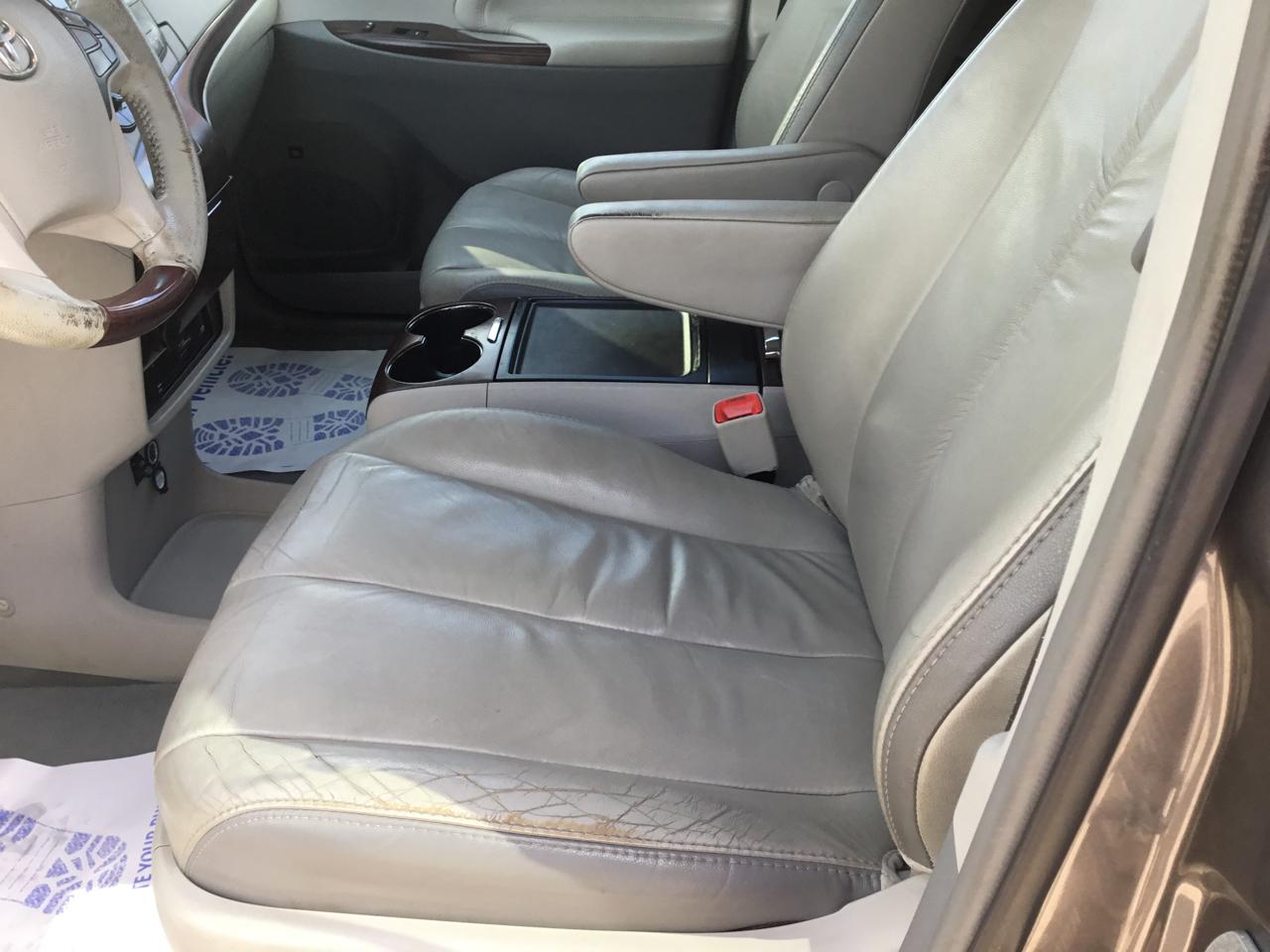 Toyota Sienna 5dr 7-Pass Van V6 XLE AWD (Natl) 2012