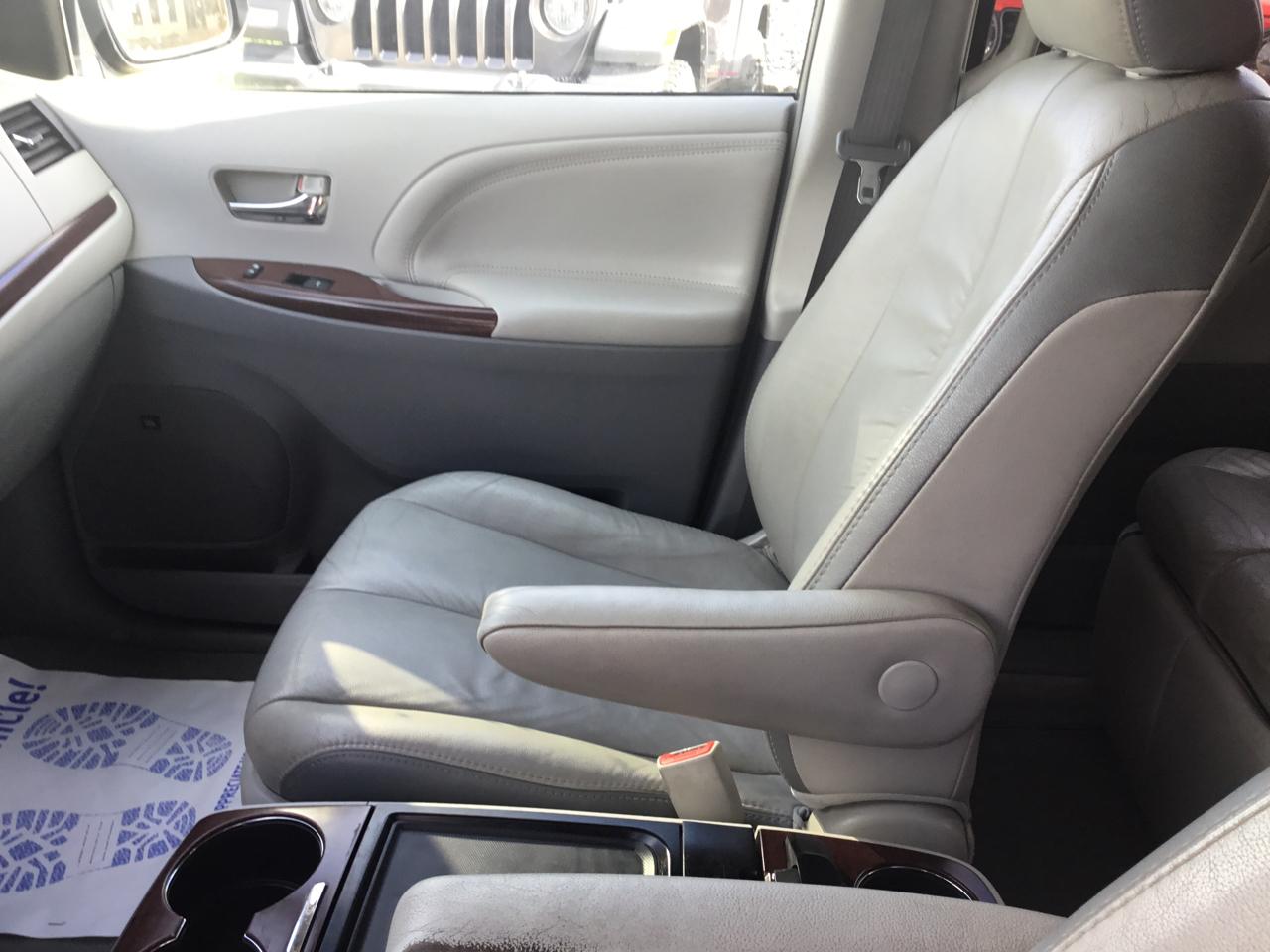 Toyota Sienna 5dr 7-Pass Van V6 XLE AWD (Natl) 2012