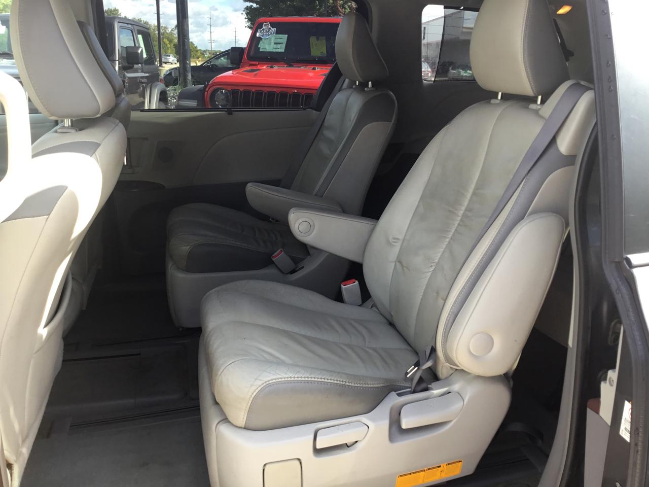 Toyota Sienna 5dr 7-Pass Van V6 XLE AWD (Natl) 2012