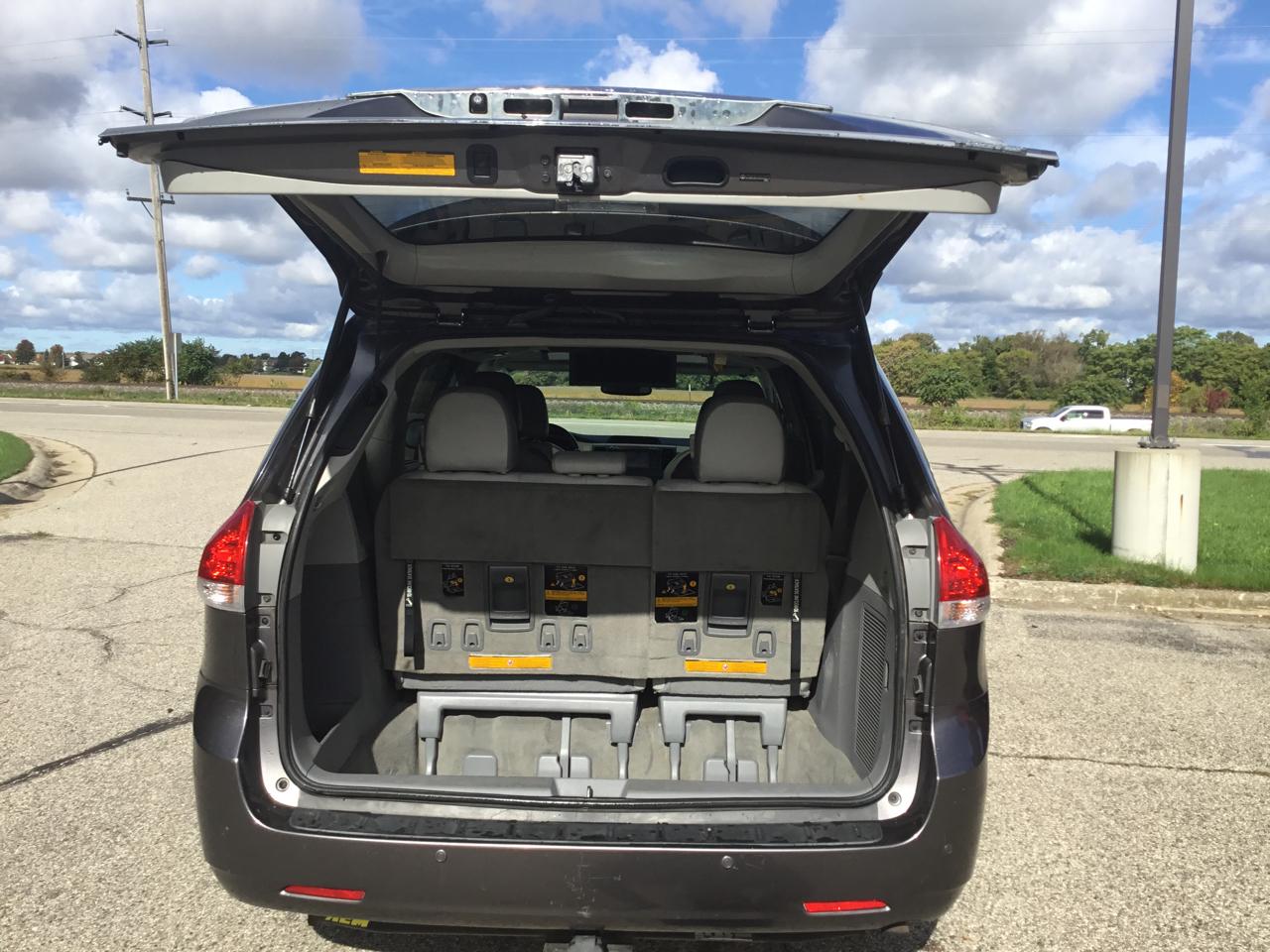 Toyota Sienna 5dr 7-Pass Van V6 XLE AWD (Natl) 2012