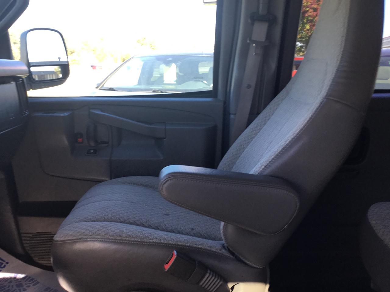 Chevrolet Express Passenger RWD 3500 155" LT 2025