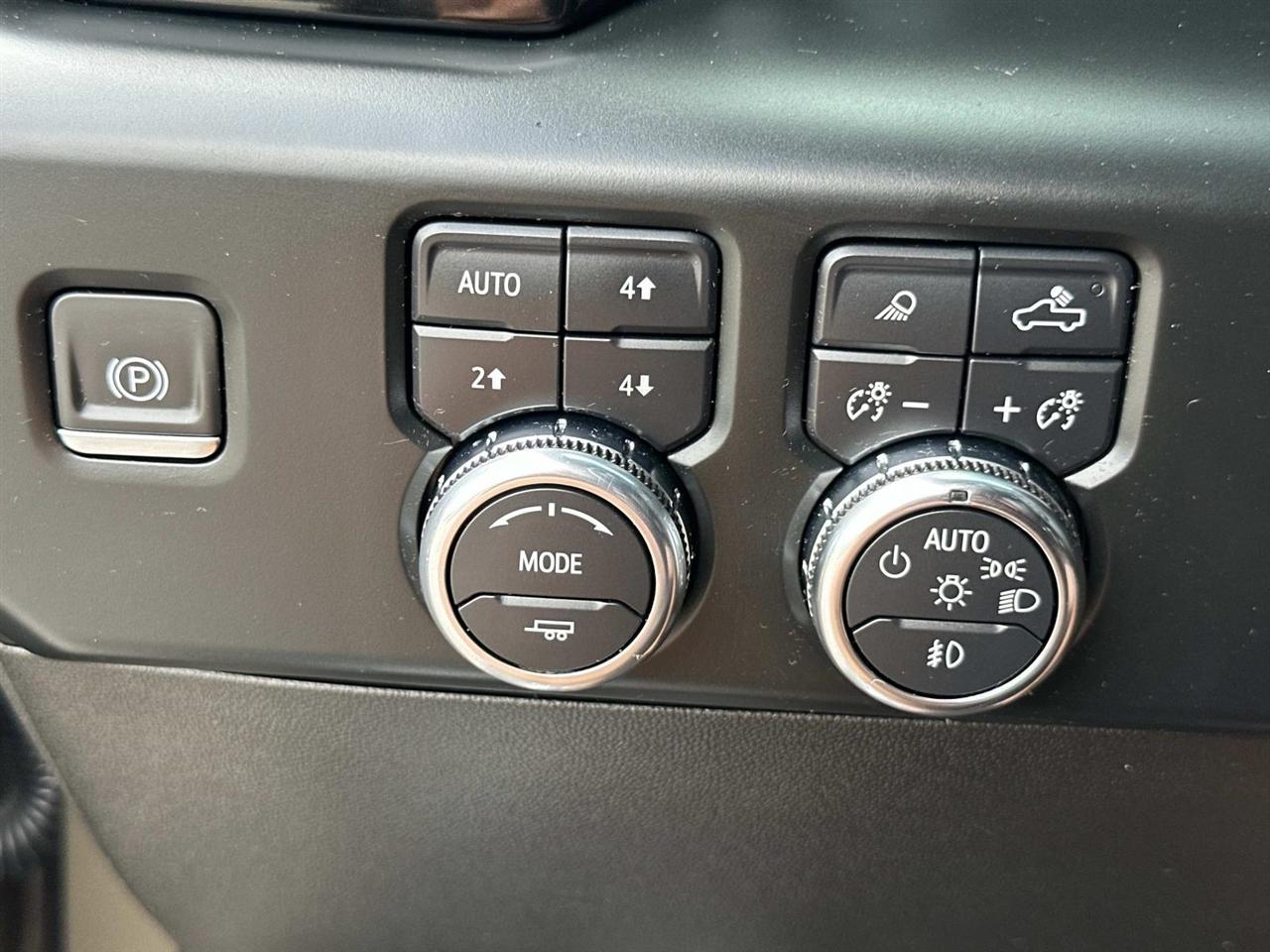 GMC Sierra 1500 4WD Crew Cab 147" AT4 2023