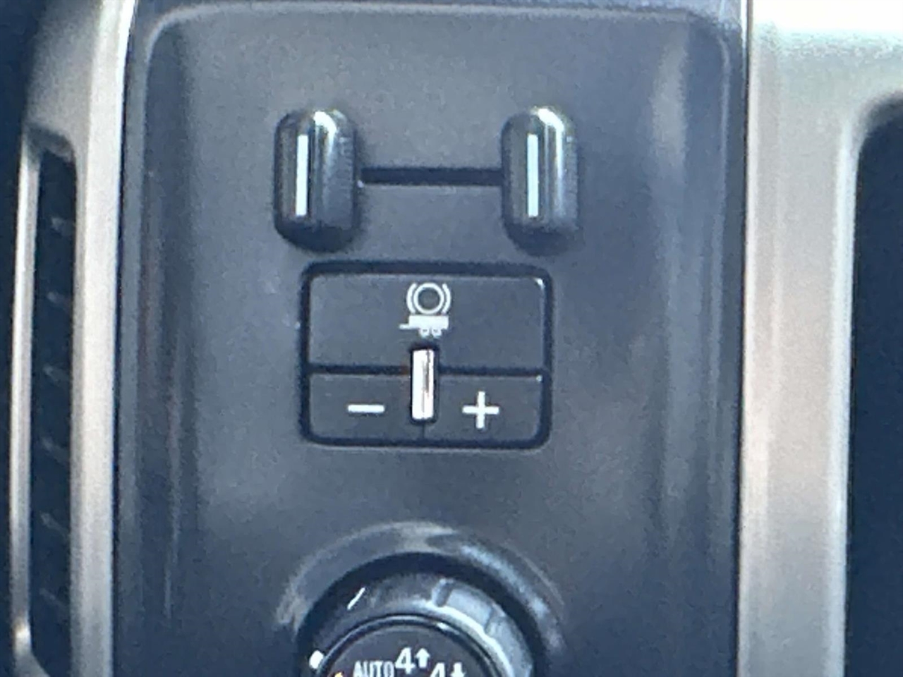 GMC Sierra 1500 4WD Crew Cab 143.5" Denali 2018