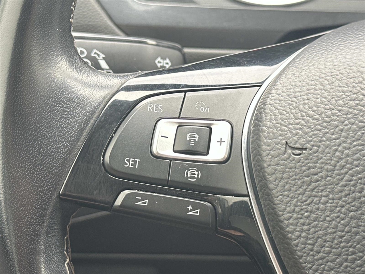 Volkswagen Tiguan 2.0T SE R-Line Black FWD 2021