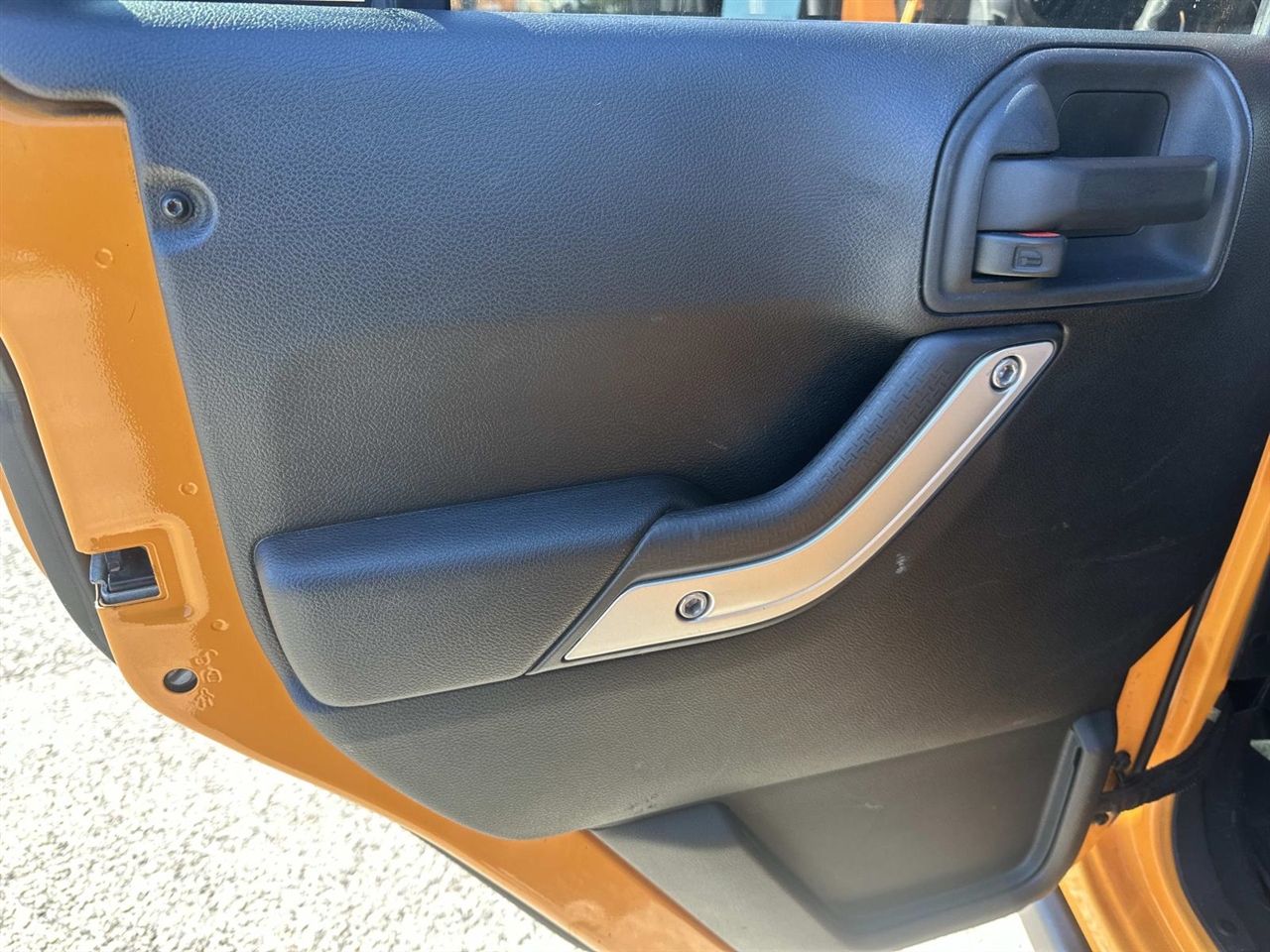 Jeep Wrangler Unlimited 4WD 4dr Sahara 2012