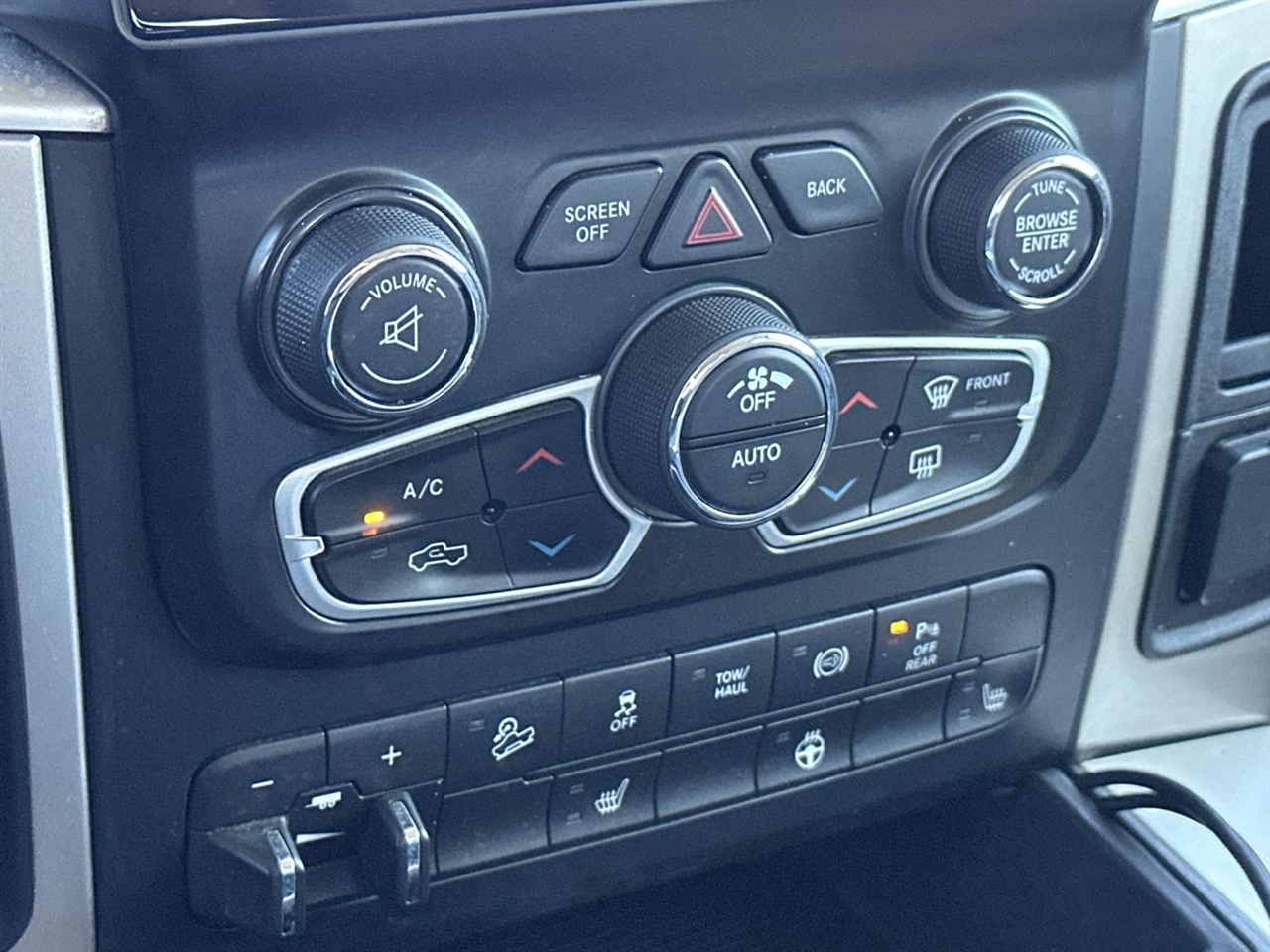 RAM 2500 Big Horn 4x4 Crew Cab 6'4" Box 2017