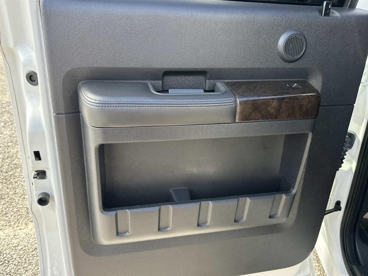 Ford Super Duty F-350 DRW 4WD Crew Cab 172" Platinum 2016