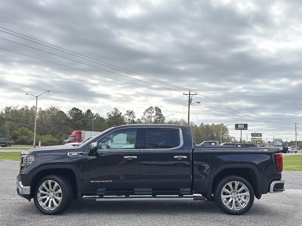 GMC Sierra 1500 4WD Crew Cab 147" SLT 2023