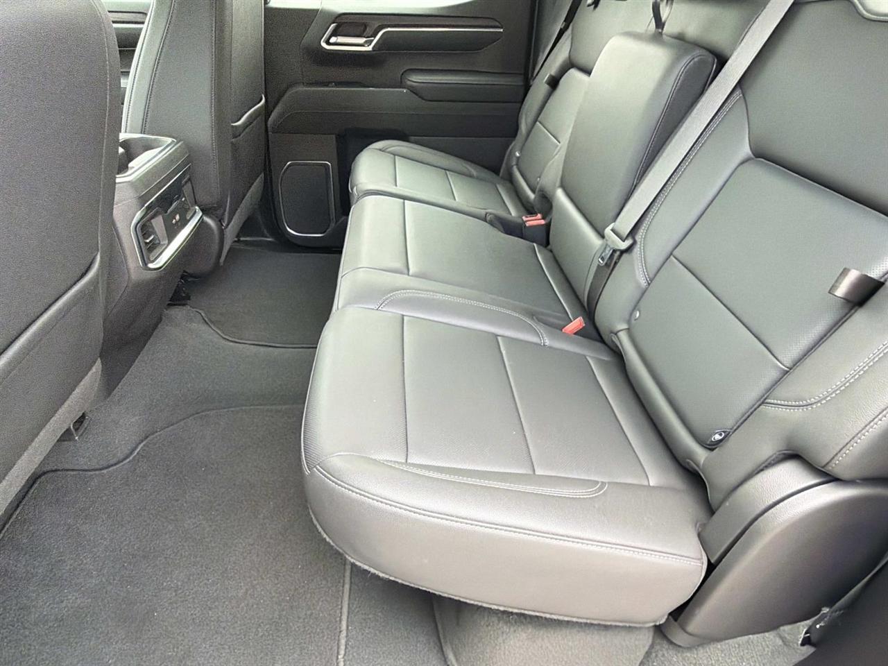 GMC Sierra 1500 4WD Crew Cab 147" SLT 2023