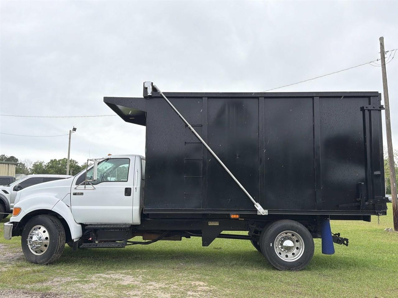 Ford Super Duty F-650 Straight Frame Reg Cab XLT 2005