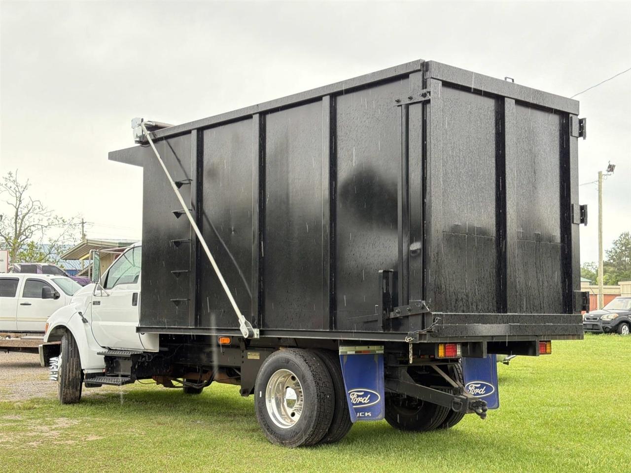 Ford Super Duty F-650 Straight Frame Reg Cab XLT 2005